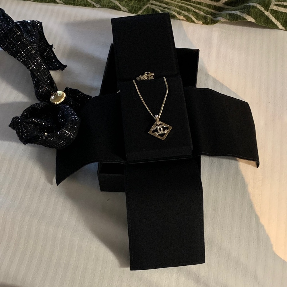 Absolutely stunning brand new champagne authentic Chanel necklace with cc logo❤️
